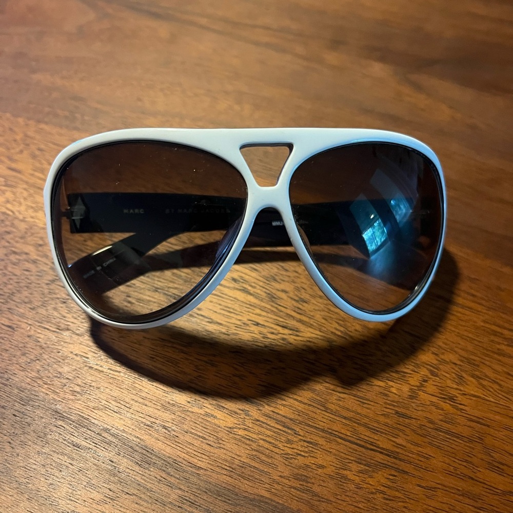 Marc by Marc Jacobs White Aviator Sunglasses with Dark Lenses